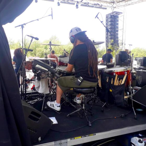 David de Stargate backing en live à la batterie 